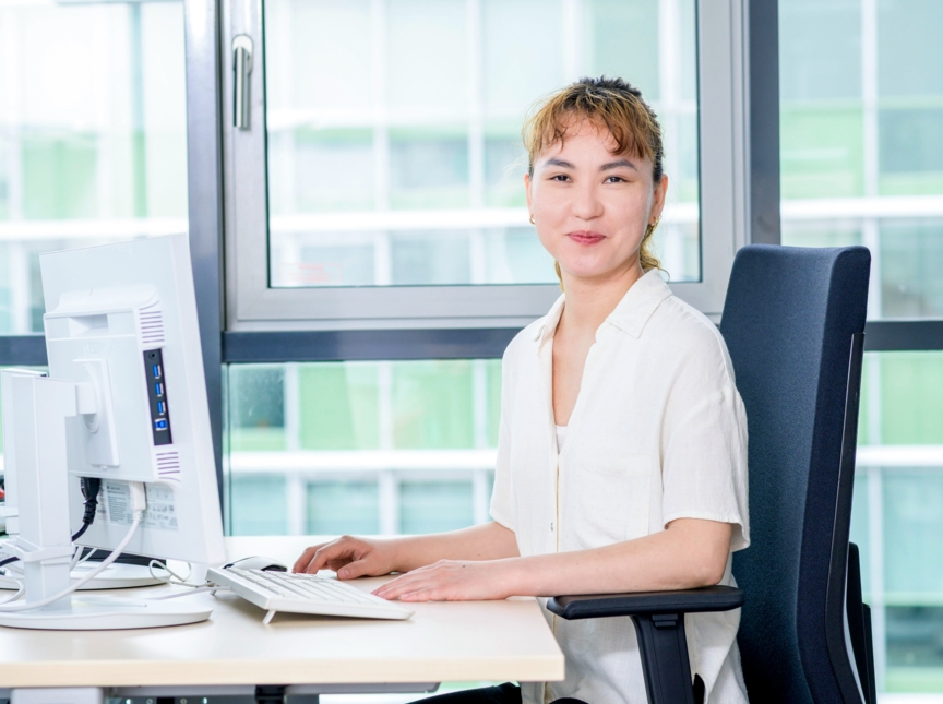Person am Computer im modernen Büro