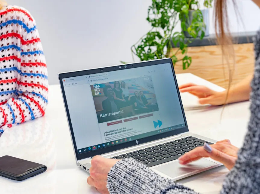 Das Karriereportal wird auf einem Laptop angezeigt und von einer Person bedient.