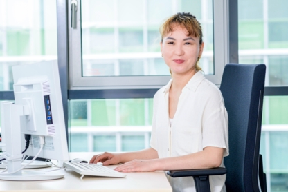 Person am Computer im modernen Büro
