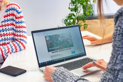 Das Karriereportal wird auf einem Laptop angezeigt und von einer Person bedient.