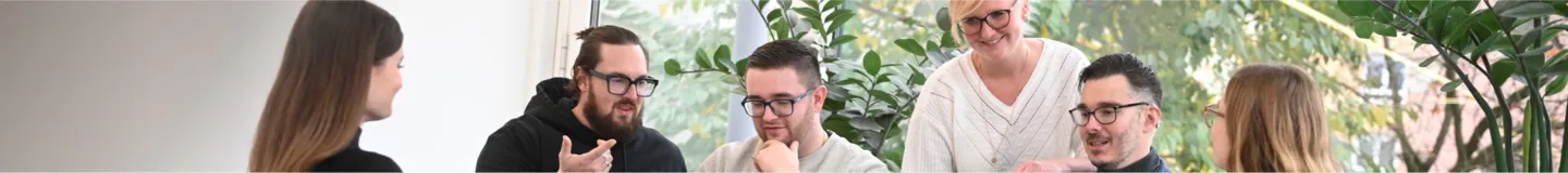 Mehrere Personen sitzen zusammen und diskutieren.