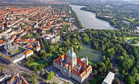 Eine Drohnenaufnahme vom Rathaus mit Blick auf dem Maschpark und Maschsee.